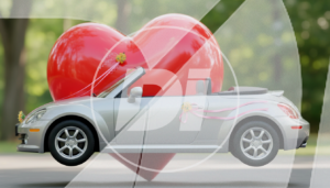 Coche de bodas con corazon di